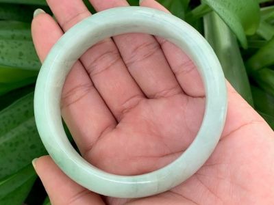 กำไลหยกแท้สีเขียวไม่ผ่านการปรับปรุงคุณภาพ (Natural Untreated Light Green Jadeite Bangle Type A)