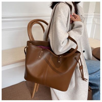 Female bag spring 2022 new large-capacity single shoulder bag retro commuter totes contracted fashion handbags