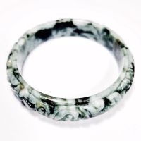 (J46) กำไลหยก แกะสลัก พม่าแท้ Jadeite Type A  Size 62.5 mm. หยกแท้ 100% งานแกะสวยปราณีต งดงาม