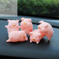 GALLOPE อุปกรณ์ตกแต่งภายในรถน่ารักตุ๊กตาอนิเมะ Hiasan Mobil แผงหน้าปัดหมูตลก Hiasan Mobil หมูโชคดีที่แขวนจี้ห้อยรถยนต์เครื่องประดับลูกหมูสีชมพู