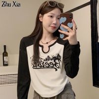 Zhu Xia เสื้อยืดแขนยาว  สำหรับผู้หญิงเสื้อกล้ามคอวี Monogram พิมพ์ครอบตัดเสื้อแขนยาว