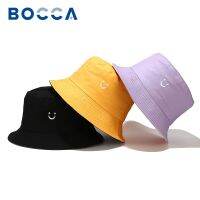 Bocca หมวกแก๊ปสีทึบผ้าคอตตอนหมวกชาวประมงหมวกทรงถังแบบปักหน้ายิ้มหมวกปี๊บแบบกลับด้านพับได้สำหรับทุกเพศ