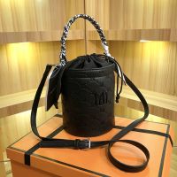 ❁ Drawstring Bucket Bag 2023 New Korean Edition Niche Design Pressed Letter Cylinder Portable Messenger Small Bag Perfume Bag