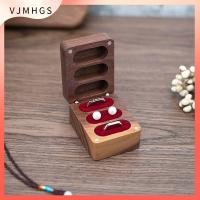 VJMHGS ทำจากไม้ กล่องเครื่องประดับอัญมณี เรโทร เคสของขวัญ กล่องแสดงแหวนคนรัก แบบพกพาได้ ที่นั่งสามที่นั่ง ที่วางของ การหมั้นหมาย