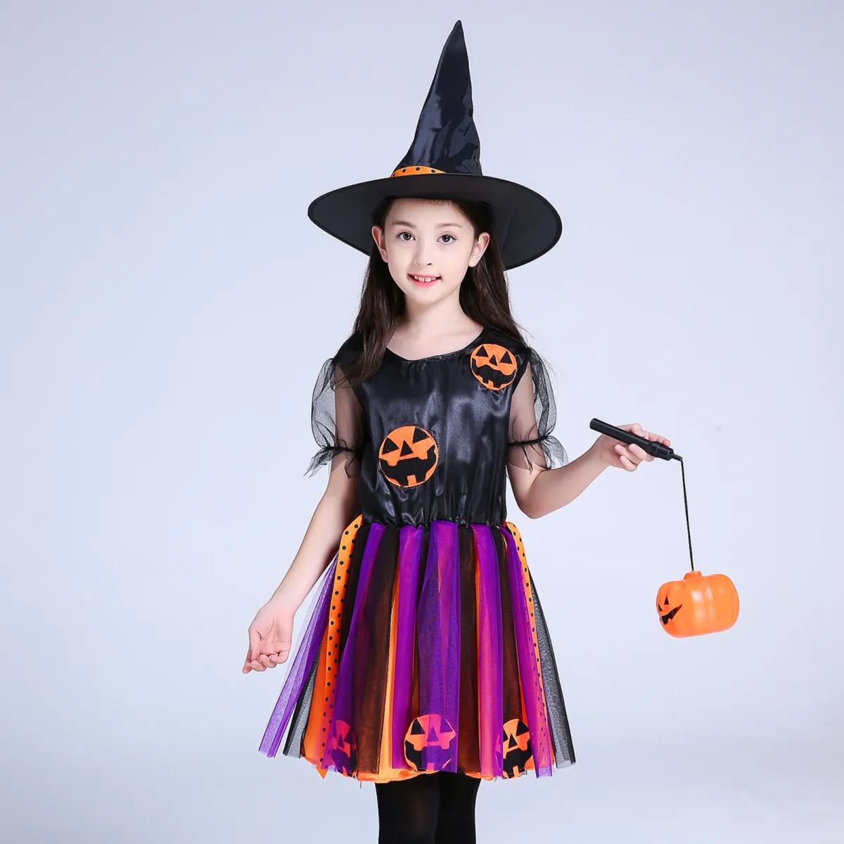 Hãy cùng thưởng thức những chiếc váy Halloween hoạt hình vô cùng đáng yêu và tinh nghịch này! Bạn sẽ không thể rời mắt khỏi những họa tiết đậm chất Halloween và màu sắc tươi vui trên từng tấm vải. Chúng sẽ gợi lên cho bạn cảm giác ngập tràn bừng sáng trong ngày lễ đặc biệt này.