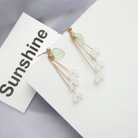 Korea White Flower Elegant Tassel Earrings