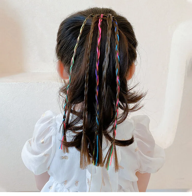 Cùng chiêm ngưỡng vẻ đẹp tự do, trẻ trung của kiểu tóc hippie cho bé gái với những sợi tóc xoăn mềm mại và độ dài vừa phải. Chắc chắn bé yêu sẽ thích thú với kiểu tóc này!