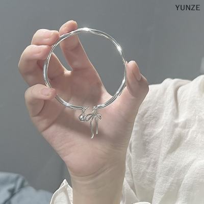 YUNZE กำไลข้อมือแฟชั่นแบบเปิดจี้ผูกโบว์สำหรับผู้หญิงอารมณ์เรียบง่ายกำไลคริสตัลเบาพร้อมกระดิ่งเครื่องประดับสำหรับงานเลี้ยงที่สวยงาม