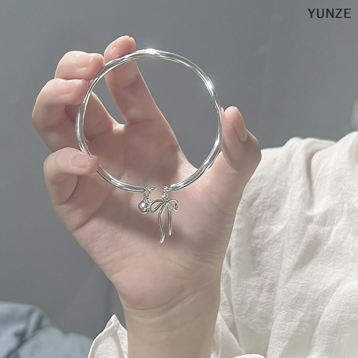 yunze-กำไลข้อมือแฟชั่นแบบเปิดจี้ผูกโบว์สำหรับผู้หญิงอารมณ์เรียบง่ายกำไลคริสตัลเบาพร้อมกระดิ่งเครื่องประดับสำหรับงานเลี้ยงที่สวยงาม