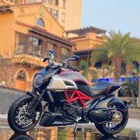 ยานพาหนะเหล็กหล่อสีแดง1:12รถจักรยานยนต์ Ducati Diavel ไฟสะสมมีเสียงของเล่นแบบจำลองรถมอเตอร์ไซค์ของขวัญคริสต์มาส