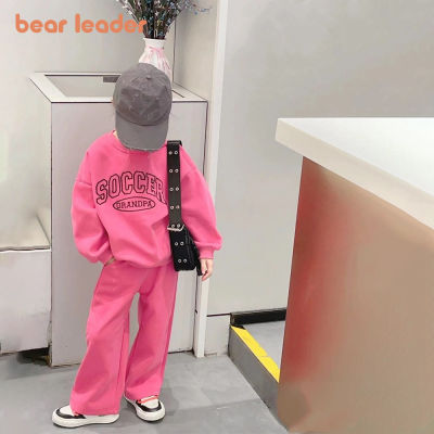 Bear Leader ชุดเสื้อผ้าลำลองสำหรับเด็กผู้หญิง2023ใหม่ฤดูใบไม้ผลิคอกลมฤดูใบไม้ผลิเสื้อแขนยาวมือหนึ่งตัวอักษร + กางเกงวอร์ม