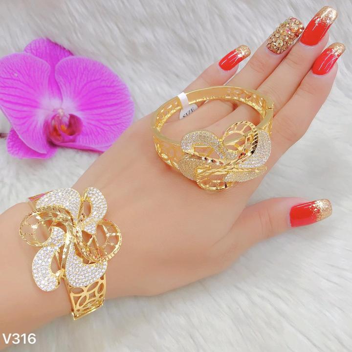Vòng đeo tay nữ vàng 24k - Vòng đeo tay nữ vàng 24k là sản phẩm tinh tế, đẳng cấp, mang đến sự sang trọng, quý phái cho người đeo. Với chất liệu vàng 24k và thiết kế đơn giản nhưng không kém phần ấn tượng, vòng đeo tay sẽ là điểm nhấn hoàn hảo cho trang phục của bạn.