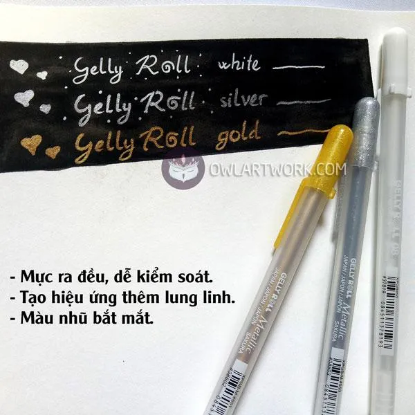 Bút Gelly Roll SAKURA trắng nhũ vàng nhũ bạc - Với những bức tranh vẽ, thiết kế thư pháp hoặc thậm chí là ghi chép hàng ngày, bút Gelly Roll SAKURA trắng nhũ vàng nhũ bạc sẽ là sự lựa chọn hoàn hảo. Mang lại cho bạn sự tinh tế và đầy phong cách. Hãy để những sản phẩm tạo nên bởi bút Gelly Roll tạo nên dấu ấn riêng và độc đáo của bạn.