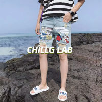 CHILLG LAB กางเกงยีนส์ขาสั้นผู้ชายเทรนด์ฤดูร้อนฮ่องกงหลวมตรงกางเกงขาสั้นผู้ชายฉีกกางเกงยีนส์ขาสั้นกลางเทรนด์ผู้ชายที่เรียบง่าย cnb