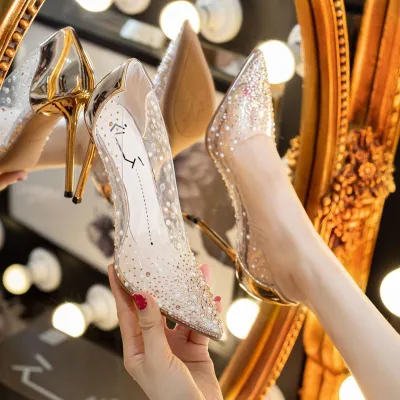 สไตล์ฝรั่งเศส 2023 รองเท้าส้นสูงคริสตัลใสสำหรับฤดูใบไม้ผลิรองเท้าแต่งงานสีแชมเปญส้นเข็มสำหรับผู้หญิง