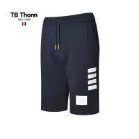 Thom Browne กางเกงผู้ชายขาสี่ด้าน,มีโลโก้ยอดนิยม TB Thonn สไตล์ยุโรปและอเมริกากางเกงขาสั้นสำหรับฤดูร้อนกางเกง5นาทีใหม่ UNIQLO