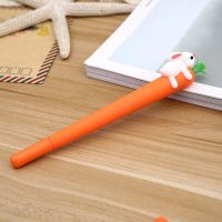 ปากกาด้ามไม้ MODE Korea ใหม่สำหรับนักเรียนเกมพิมพ์ภาพสัตว์กระต่ายขาวรักแครอทสีดำเป็นกลางปากกาเซ็นชื่อเครื่องเขียน