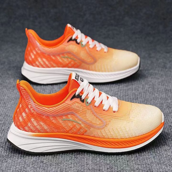 รองเท้ากีฬาตาข่ายผู้ชายรุ่นใหม่สำหรับฤดูร้อนรองเท้าวิ่งน้ำหนักเบาแมทช์ลุคง่ายระบายอากาศได้ดี