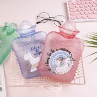 ถุงร้อน HOT WATER BAG กระเป๋าน้ำร้อน กระเป๋าใส่น้ำ ร้อน 21cm ลายน่ารัก ถุงน้ำร้อน ช่วยลดอาการ ปวดประจำเดือน ลดบวมลายน่ารัก (คละสี)