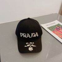 [หมวกของ Lisa] Prada สามเหลี่ยมหมวกชาวประมงโลโก้ Topi Bucket เรียบง่ายและสง่างามปีกสวยมาก?สามารถสวมใส่ได้ทั้งชายและหญิงใช้งานได้หลากหลาย