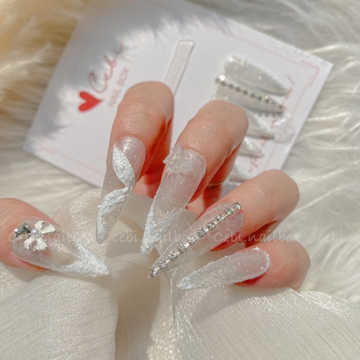 Những mẫu nail cô dâu xinh đẹp giúp bạn trở nên lung linh hơn trong ngày  cưới