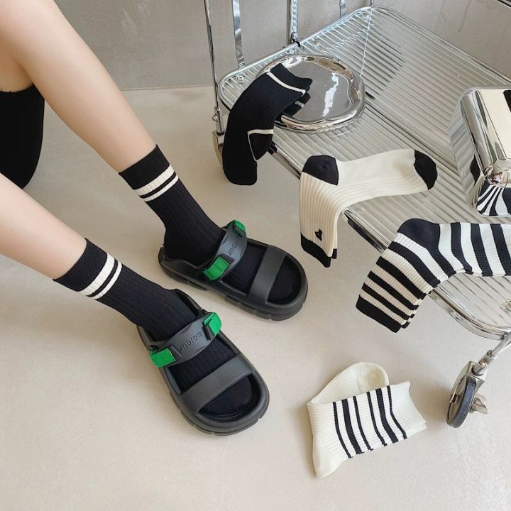 lady-sugar-ถุงเท้าลายทางสีดำสีขาวเรียบง่ายสำหรับผู้หญิงหญิงสาว-5คู่ถุงเท้าผ้าฝ้ายระบายอากาศได้ดีถุงเท้าปักลายมีตัวอักษรแฟชั่นลำลอง