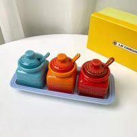 Le creuset โถปรุงรสเซรามิกครัวของใช้ในครัวเรือนเครื่องปั่นเกลือพร้อมฝาช้อนขวดปรุงรส