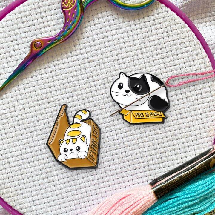 adorable-kitten-in-box-needle-minder-for-cross-stitch-magnetic-needle-keeper-sewing-magnet-embroidery-cross-stitch-tools-needlework