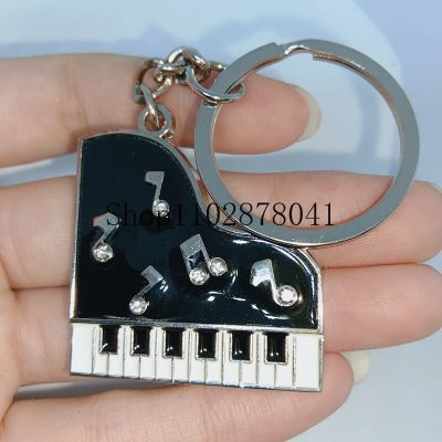 เครื่องประดับแฟชั่นพวงกุญแจตัวหนังสือสังกะสีขนาดเล็กเปียโนเกรซประณีตคลาสสิกของขวัญพวงกุญแจ YSK396