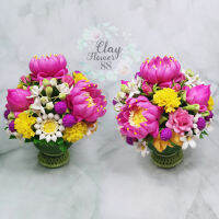 Clay Flower 88 พานดอกบัว สีชมพู ดอกไม้ ถวายพระ งาน ดอกไม้ ประดิษฐ์ จาก ดินไทย แซมด้วย ดอกไม้มงคล จัดในพานใบตอง (สูง 6.5 นิ้ว)