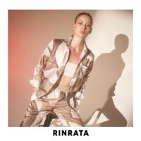 RINRATA - Jupiter Shirt เสื้อเชิ้ต คอปก แขนยาว พิมพ์ลาย สีเบจ ผ้า ซิลค์ ซาติน ทรงปล่อย สบาย ฟรีไซส์ เสื้อทำงาน เสื้อไปเที่ยว ชุดไปทะเล ชุดทำงาน