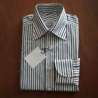 HEIM | Wide Spread Collar Shirt with Hairline Stripes | เสื้อเชิ้ตลาย Hairline สำหรับผู้ชาย ปก Wide Spread Collar สีขาว