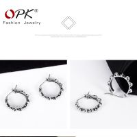 OLEVS Uni Ear Studs Kamar Hitam Putih Baja Titanium Fashion Wanita Kasual Ear Studs Kepribadian pria Ear Studs Aksesoris Perhiasan