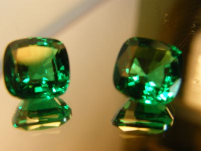มรกต พลอย Columbia โคลัมเบีย Green  Emerald fine lab made cushion shape 12X12 มม mm...16กะรัต carats (2 เม็ด carats ) รูปร่างเบาะ (พลอยสั่งเคราะเนื้อแข็ง)