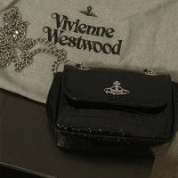 Vivienne Westwood ญี่ปุ่นกระเป๋าสี่เหลี่ยมเล็กใหม่ดาวเสาร์กระเป๋าลายหนังจระเข้กระเป๋าโซ่กระเป๋าทรงเกี๊ยวโทรศัพท์มือถือ