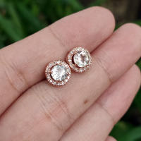 ต่างหูพลอยไวท์โทปาสสีขาว ( WhiteTopaz) ล้อมด้วยเพทาย เรือนเงินแท้ 92.5% ชุบพิ้งโกล์ด พลอยแท้จากประเทศบราซิล