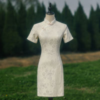 ผู้หญิง Beige Lace Cheongsam แขนสั้น Vintage Slim Elegant Show เครื่องแต่งกายดอกไม้สั้น Qipao S To 2XL