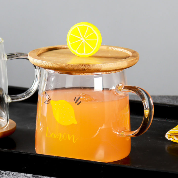 แก้วน้ำใส-มีหูจับ-รุ่น-lemon-in-the-glass-พร้อมจานรองไม้-แก้วน้ำ-แก้วใส-แก้วการ์ตูน-แก้วดื่มน้ำ