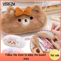 VERFZM SHOP ตุ๊กตาผ้าพลัฌ กระเป๋าใส่ปากกา น่ารักน่ารักๆ จุได้มาก กระเป๋าใส่ดินสอ การ์ตูนลายการ์ตูน หมี/สุนัข กล่องใส่เครื่องเขียน ของขวัญสำหรับนักเรียน