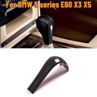 รถคาร์บอนไฟเบอร์ปลอกคันเกียร์ตัดให้พอดีกับสติ๊กเกอร์ฝาครอบ BMW 5 Series E83 X3 E60ชุด6 X5 E63 E53 Hiasan Mobil