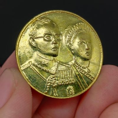 เหรียญคู่ ในหลวง พระราชินี เนื้อกะไหล่ทอง เหรียญพระราชทาน เป็นเหรียญที่ระลึก สุดยอดแห่งมงคลผู้ใดมีบูชาเป็นมงคลต่อชีวิตนัก