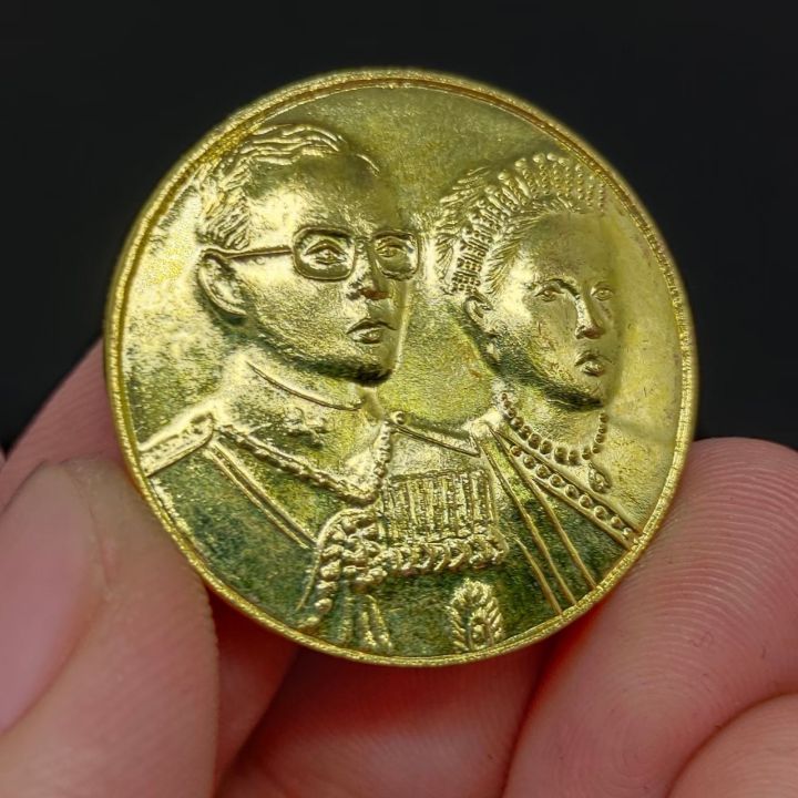 เหรียญคู่-ในหลวง-พระราชินี-เนื้อกะไหล่ทอง-เหรียญพระราชทาน-เป็นเหรียญที่ระลึก-สุดยอดแห่งมงคลผู้ใดมีบูชาเป็นมงคลต่อชีวิตนัก