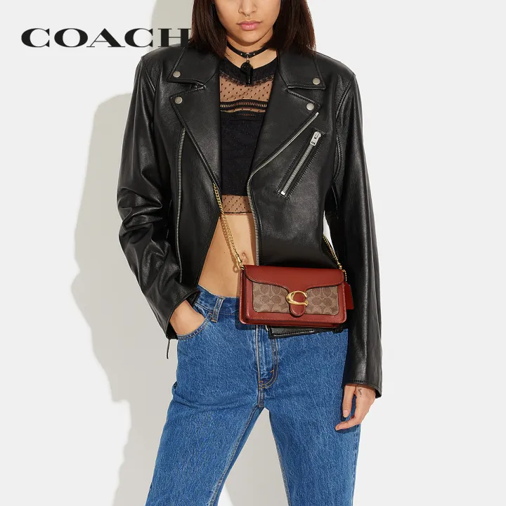 coach-กระเป๋าสะพายข้างผู้หญิงรุ่น-tabby-chain-clutch-in-signature-canvas-สีครีม-ce774-b4nq4