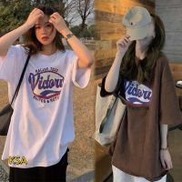 Dahong ?เสื้อยืดสาวอวบแฟชั่น เสื้อผ้าวินเทจ เสื้อโอเวอร์ไซส์ผู้หญิง เสื้อยืดตัวใหญ่สไตล์เกาหลีน่ารัก ใส่สบาย 2305