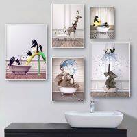 สัตว์ตลกช้างยีราฟเพนกวินเล่นบนห้องน้ำ Wall Art โปสเตอร์ภาพวาดผ้าใบสำหรับห้องน้ำ Nordic Decor Picture