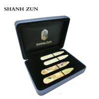 【✠】 Amamia mall SHANH ZUN สายคล้องคอมุกสีกล่องของขวัญ-ขาว/ทอง-อุปกรณ์เสริมเสื้อ-60.2มม.-2คู่