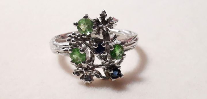 โกเมนสีเขียว-green-garnet-แหวนพลอยแท้-สไตล์-office-jewelry-เรือนเงินแท้ขึ้นลายช่อดอกไม้-ประดับด้วยพลอยโกเมนเขียวและนิลดำ-สวยเก๋-เรียบหรู-ไซส์-52