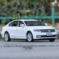 1:32 Volkswagen Passat รุ่นรถโลหะผสมดึงกลับเสียงและของเล่นแอลอีดีเปิดหก Volkswagen Tiguan เปิดประตูรถจำลอง