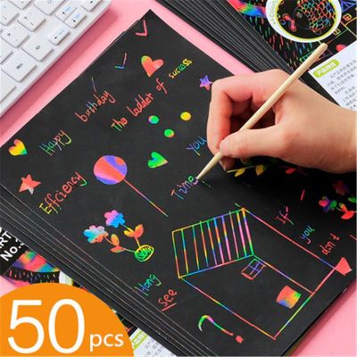 【Micheer】Scratchชุด,50ชิ้นRainbowขูดมหัศจรรย์กระดาษสำหรับเด็กสีดำScratch Offกระดาษโน้ตศิลปะบอร์ด5ปากกาสไตลัสไม้F