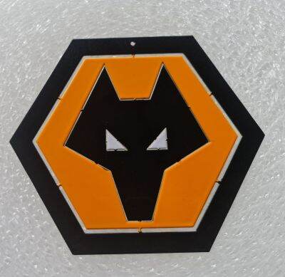 โลโก้วูล์ฟแฮมป์ตันวันเดอร์เรอส์ Wolverhampton  Wanderers วัสดุเหล็กตัดเลเซอร์ ขนาดสเกล 18 * 18 ซม.เหล็กหนา 2.5 มิลลิเมตรน้ำหนัก 0.4 กิโลกรัม แบบแขวนติดผนังพ่นสี 2K สีพ่นรถยนต์ภายนอกสวยงามคงทนไม่ลอกไม่ร่อนไม่เป็นสนิมติดตั้งได้ทุกที่ทั้งภายนอกภายในอาคาร